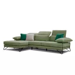 Canapé d’angle gauche 4 places en tissu vert avec coussins déco
