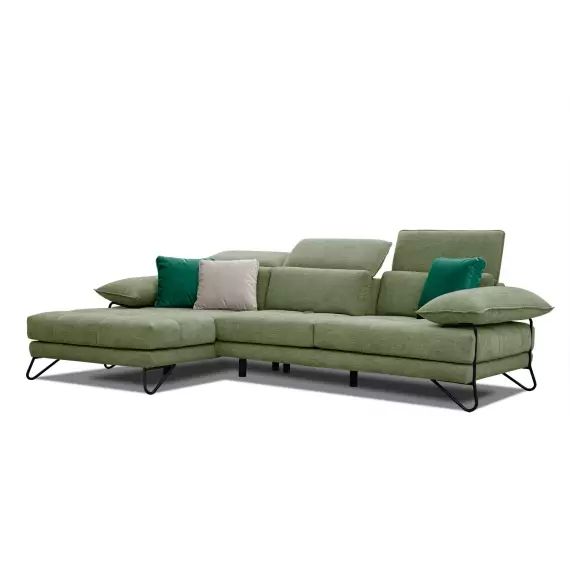 Canapé d’angle gauche 4 places en tissu vert avec coussins déco