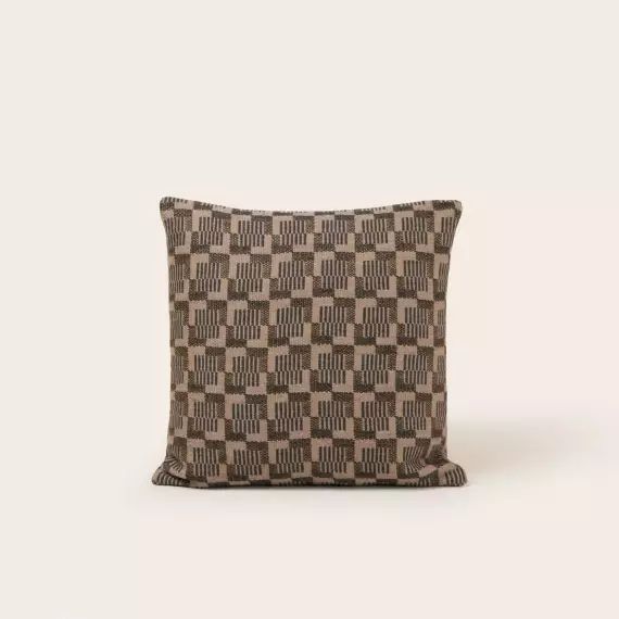 Housse de coussin VITORIO taupe et fève de tonka – MARRON