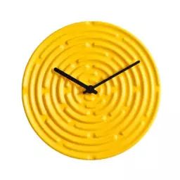 Horloge murale Minos en Céramique, Faïence émaillée – Couleur Jaune – 42 x 42 x 4.2 cm – Designer Manon Novelli