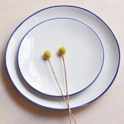 Service assiettes plates (par 4) et desserts (par 4) en céramique blanche et liseré bleu – Baltique