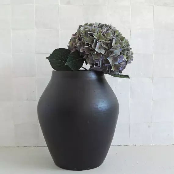 Vase forme amphore en terre cuite noir Alma fait main