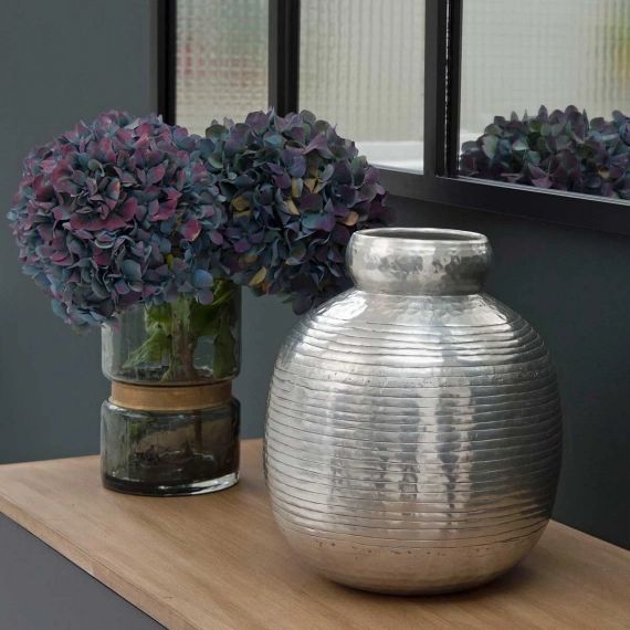 Vase bonbonne en aluminium motifs gravés finition argentée Jaya – PM