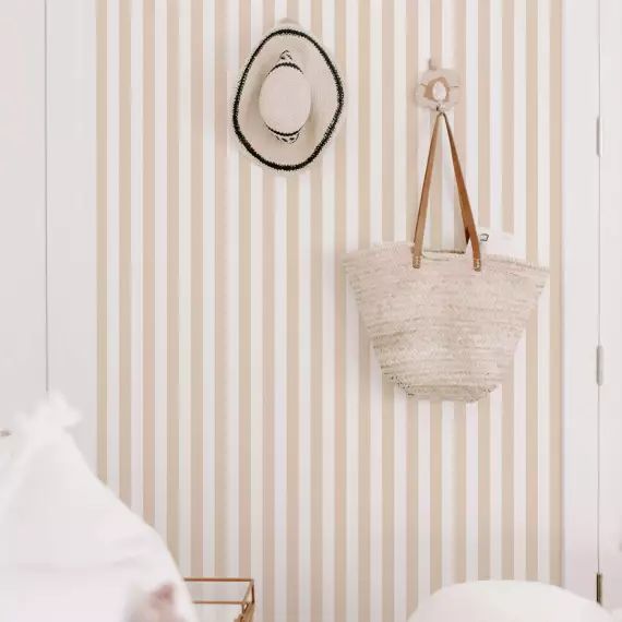 Papier peint vinyle adhésif petites rayures sable 50×300 cm