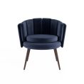 image de fauteuils scandinave Fauteuil en velours bleu nuit