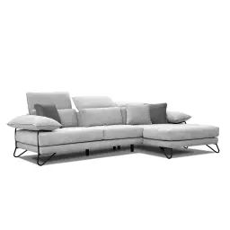 Canapé d’angle droit 4 places en tissu gris clair avec coussins déco