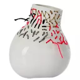 Vase Butternut Embroidery en Céramique, Céramique émaillée – Couleur Blanc – 40 x 40 x 19 cm – Designer Aurélie Mathigot