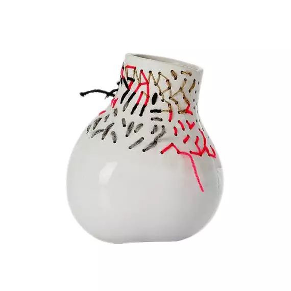 Vase Butternut Embroidery en Céramique, Céramique émaillée – Couleur Blanc – 40 x 40 x 19 cm – Designer Aurélie Mathigot