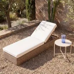 Bain de soleil en résine tressée recyclé imitation rotin et coussins blanc cassé en polyester recyclé