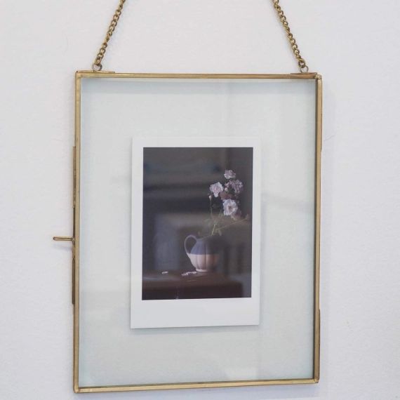Cadre photo vertical avec chaîne en verre et métal finition laiton antique Mira 20 x 25 cm