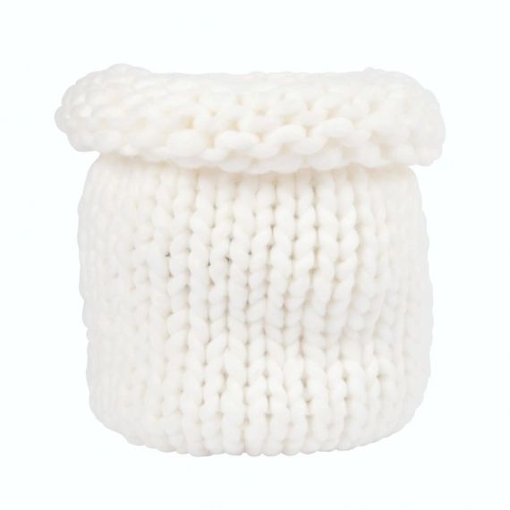 Panier en tricot blanc cassé