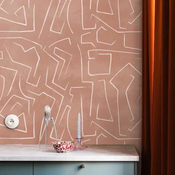 Papier Peint Graffiti Moderne sur Fond Rose Saumoné 250×200 cm