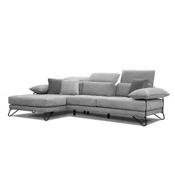 Canapé d’angle gauche 4 places en tissu gris avec coussins déco