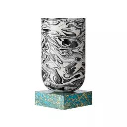 Vase Swirl en Matériau composite, Poudre de marbre recyclée – Couleur Multicolore – 14.5 x 14.5 x 24.5 cm – Designer