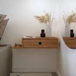 Table de chevet avec étagère sur le côté gauche en chêne huilé