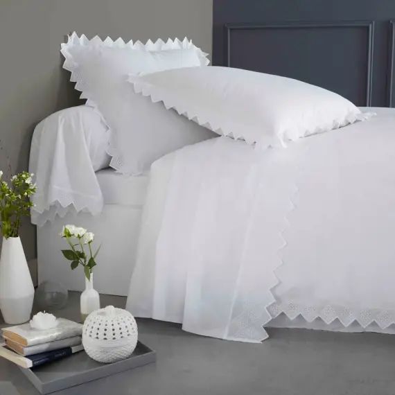 Parure de lit brodé en coton blanc 240×260