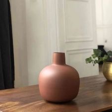 Vase bonbonne en métal terracotta H23,5 cm – Tosca