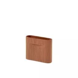 Vase Ridge en Céramique, Terre cuite – Couleur Marron – 20 x 19.57 x 16.5 cm – Designer Studio Kaksikko