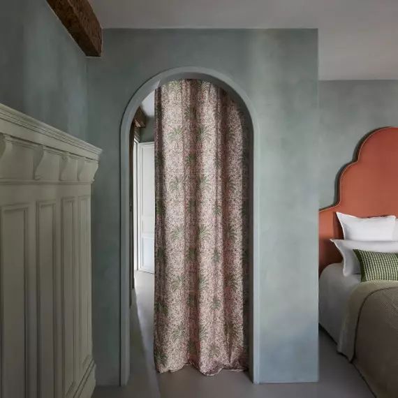 Rideau à oeillets dorés UBARI rose pétale et vert – ROSE