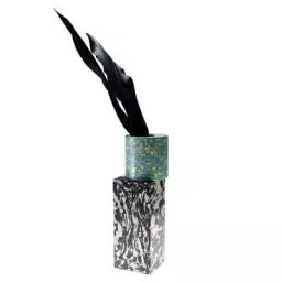 Vase Swirl en Pierre, Pigments – Couleur Noir – 27.14 x 27.14 x 43.5 cm – Designer