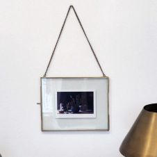 Cadre photo horizontal avec chaîne en verre et métal finition laiton antique Mira 25 x 20 cm