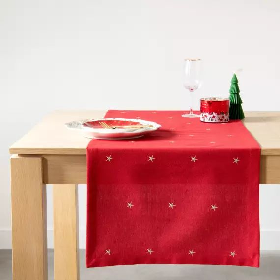 Chemin de table en coton bio rouge et étoiles brodées 50×150