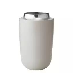 Vase Concave en Métal, Aluminium poudré – Couleur Beige – 20.8 x 20.8 x 22.5 cm – Designer Søren  Refsgaard